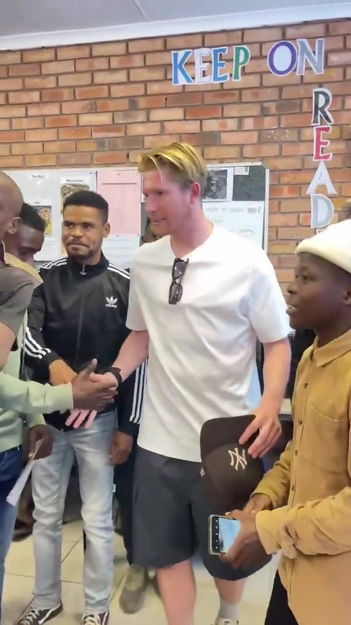 世界级球星德布劳内闪现南非和小朋友们合影留念