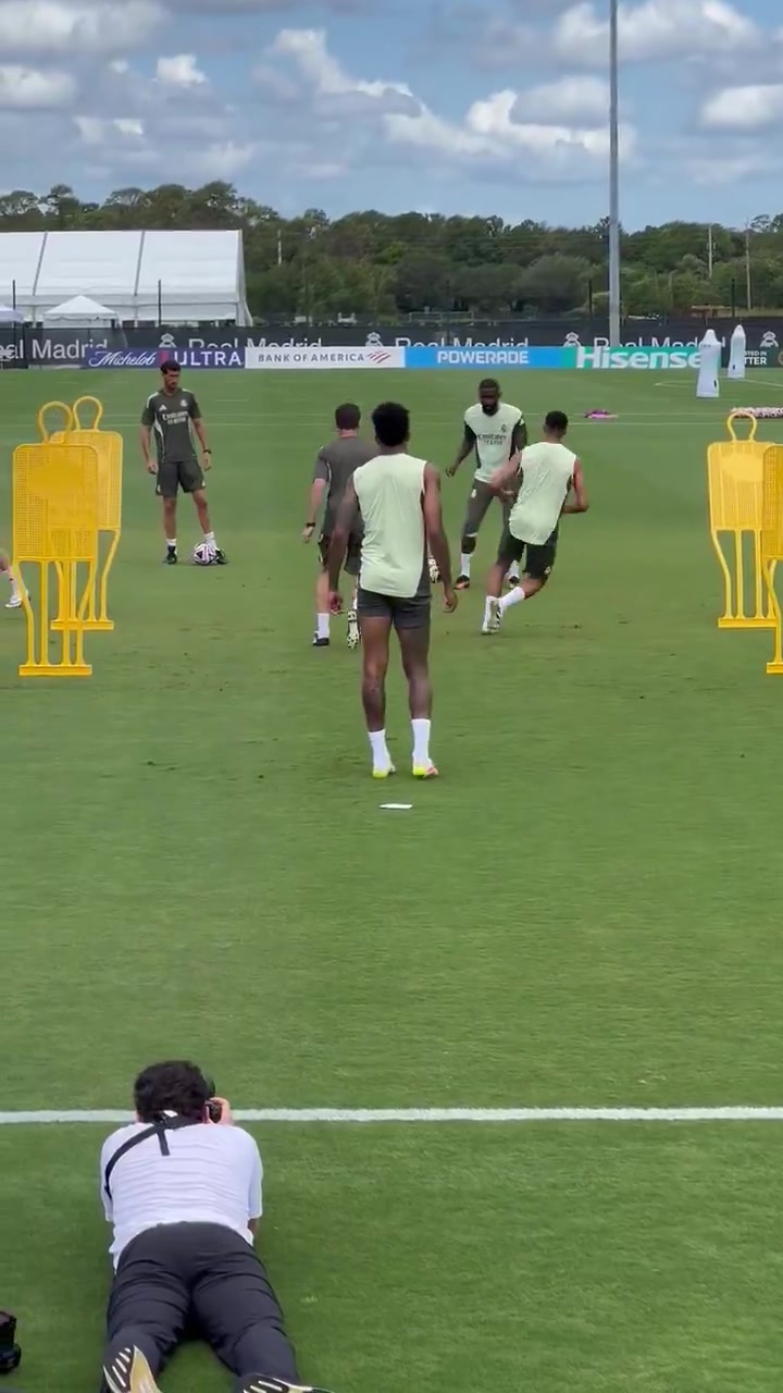 真是细节到位阿隆索身体力行参与球员训练