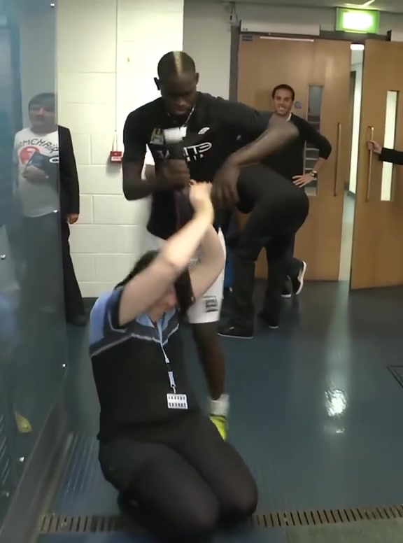 怪才网友盘点巴洛特利生涯中的各种迷之操作