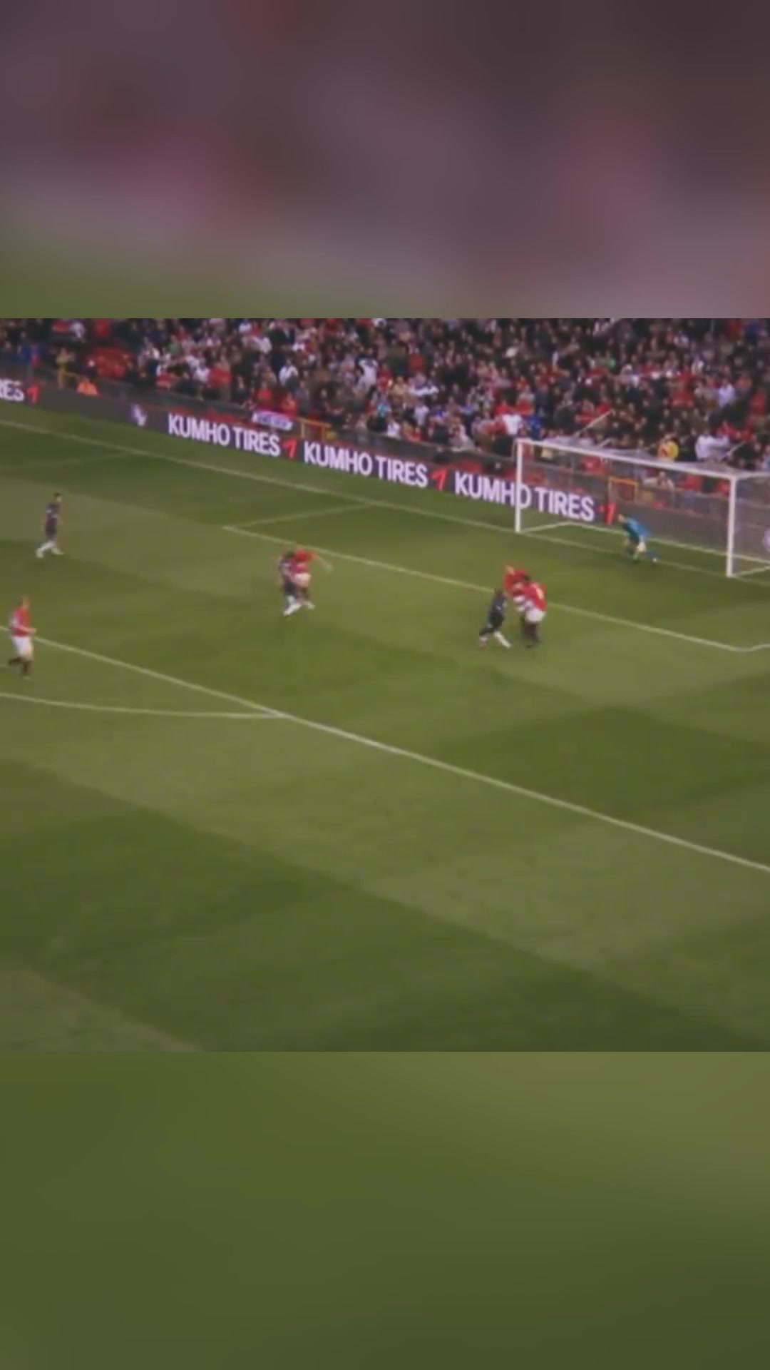 温格曼联主场怒踢水瓶被罚上看台看台上的温格君临天下