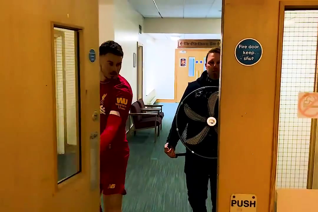 这个梗真是过不去了利物浦球迷恶搞这个动作成为了肌肉记忆