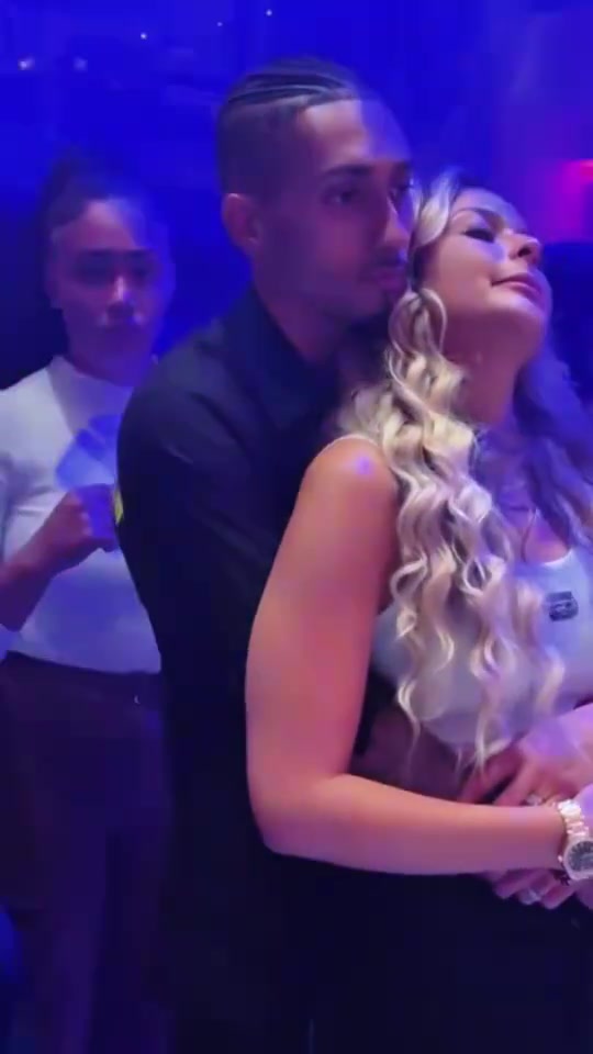 会玩拉菲尼亚抱着娇妻夜店慢摇太会享受假期了