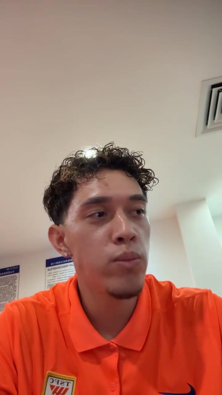 李小恒社媒 在 Vako 努力工作的时候享用一些葡萄