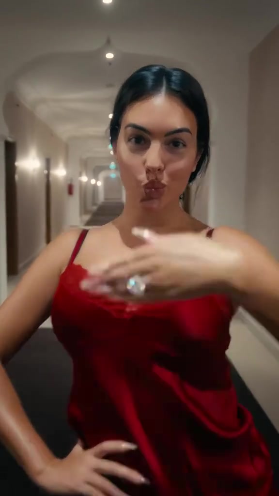 乔治娜最近时刻都在秀C罗求婚大钻戒