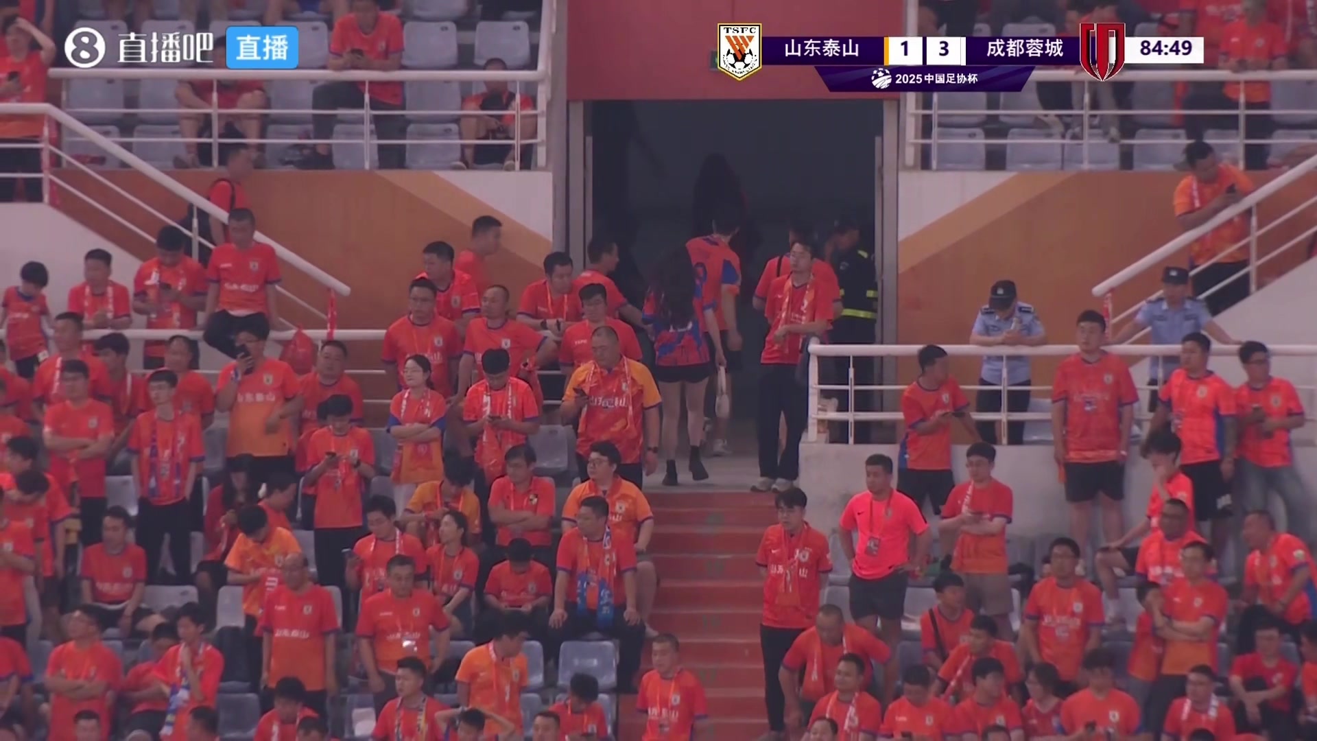 无声抗议泰山球迷提前离场解说崔康熙帅位终结要提上日程了