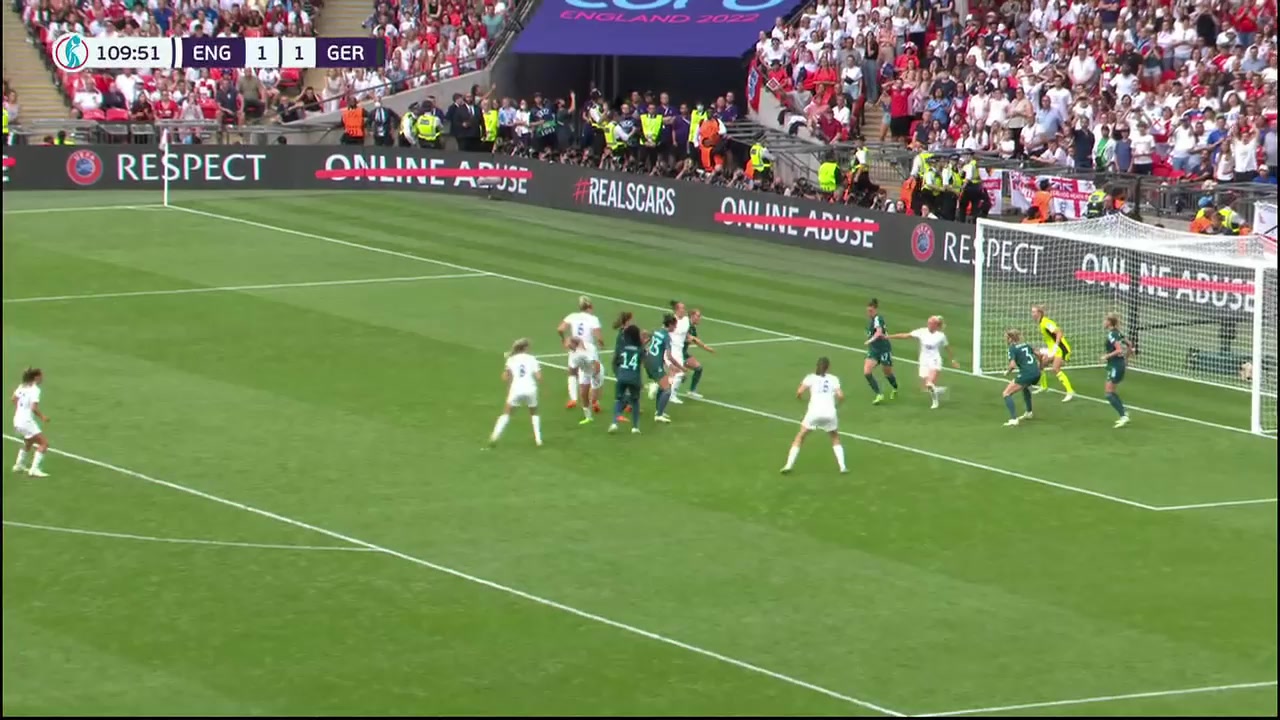 9万球迷见证上届女足欧洲杯决赛凯莉加时赛绝杀豪放脱衣庆祝