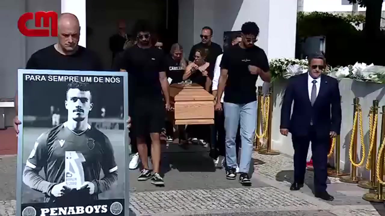 悲痛万分参加葬礼的队伍中人人泪流满面