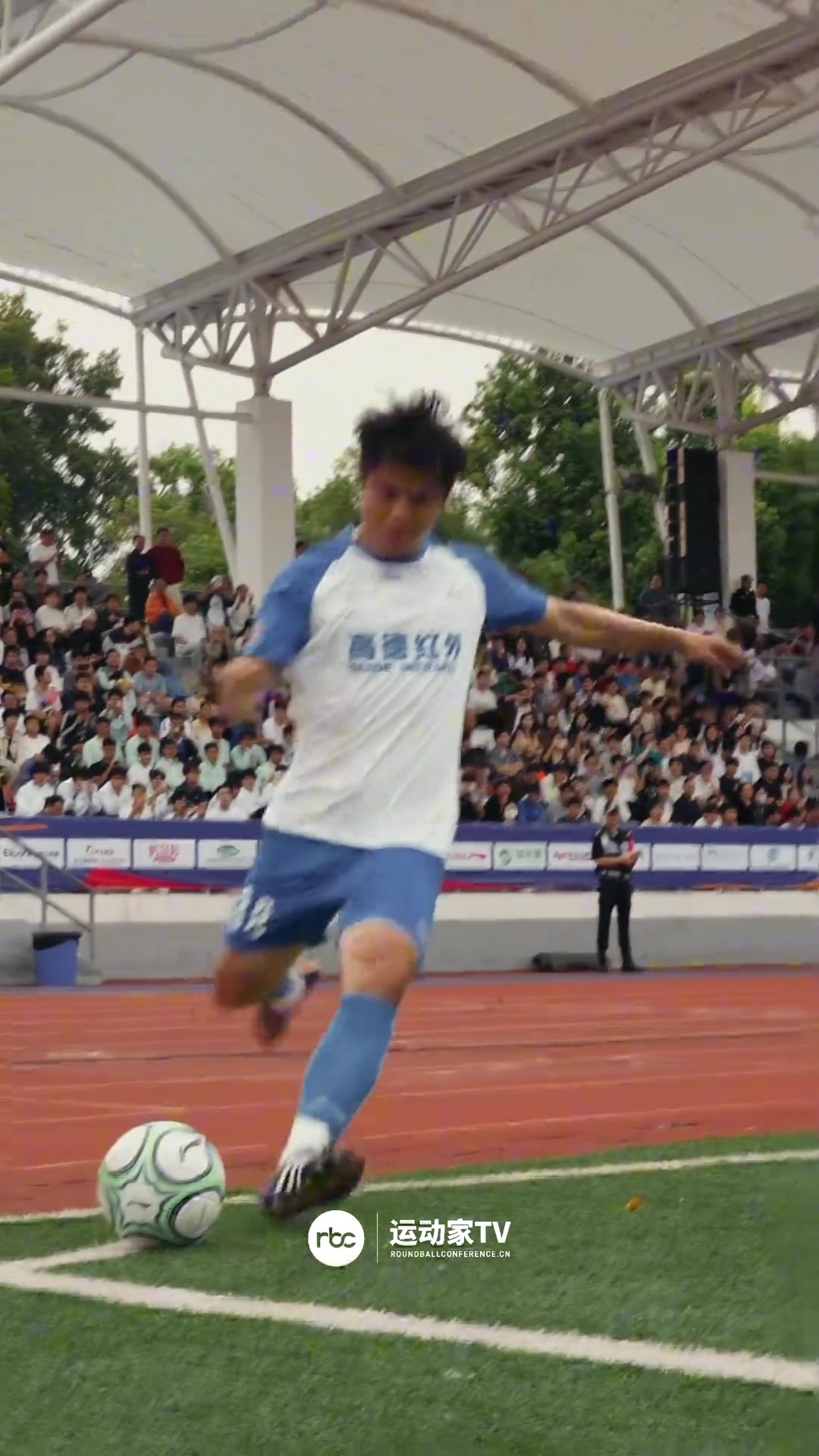 蒿俊闵代表华中科技大学上场踢汉超这脚法和球商依旧顶级