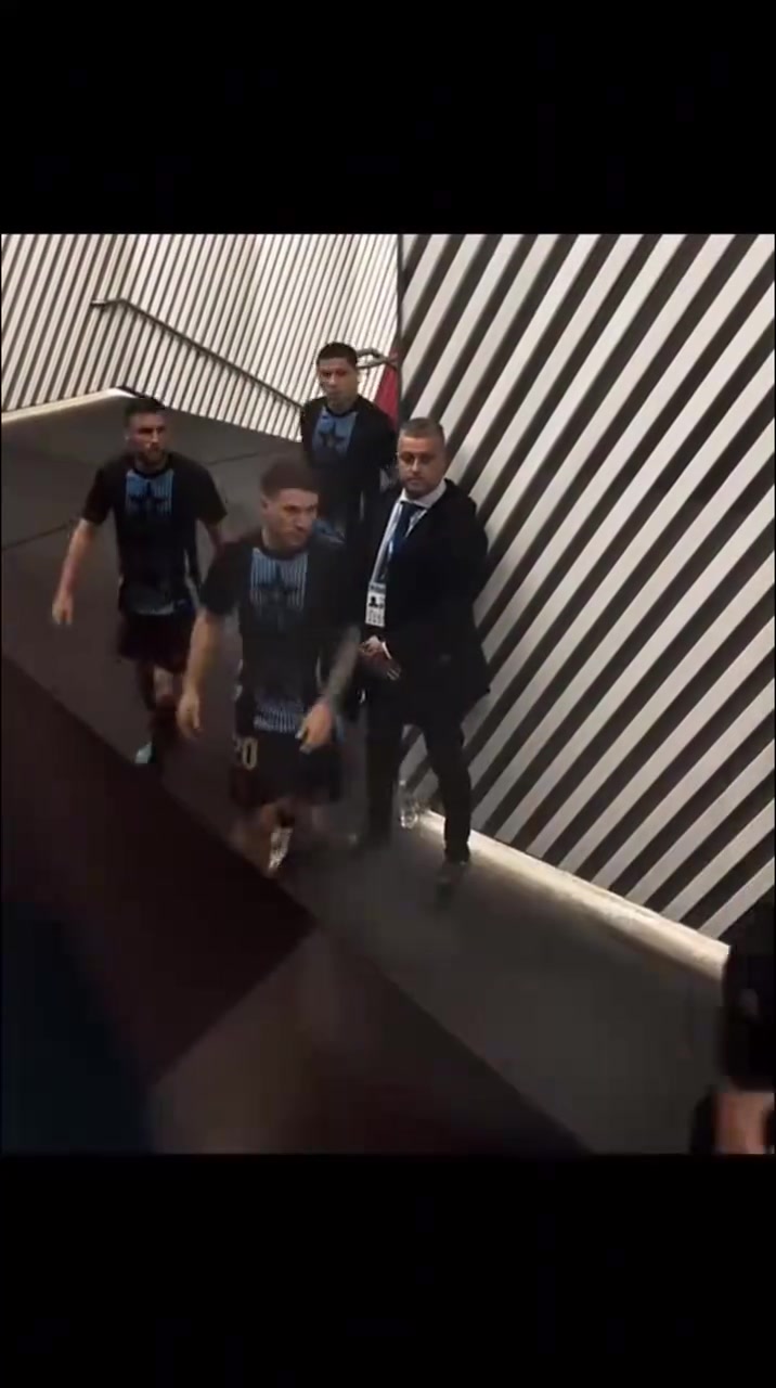 看几次都觉得震撼阿根廷众多青年才俊列队等待梅西出场