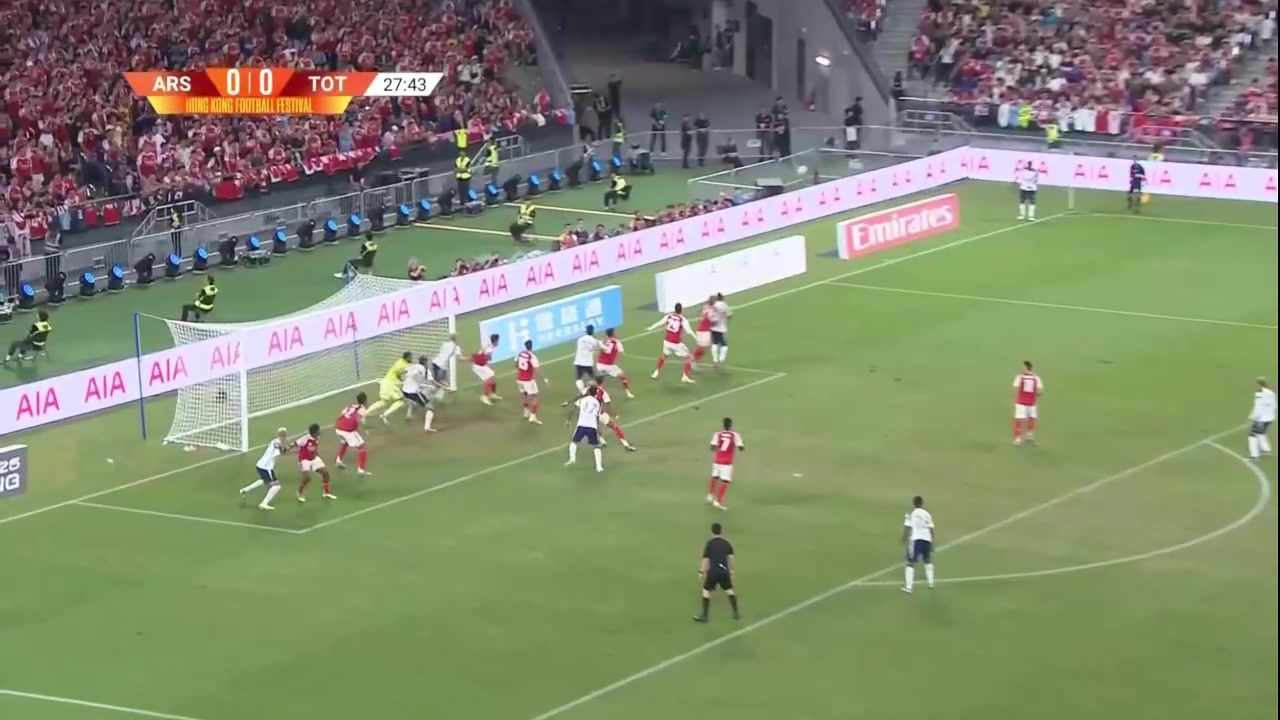 热刺角球开出理查利森门前抢点没顶到被球反弹打中