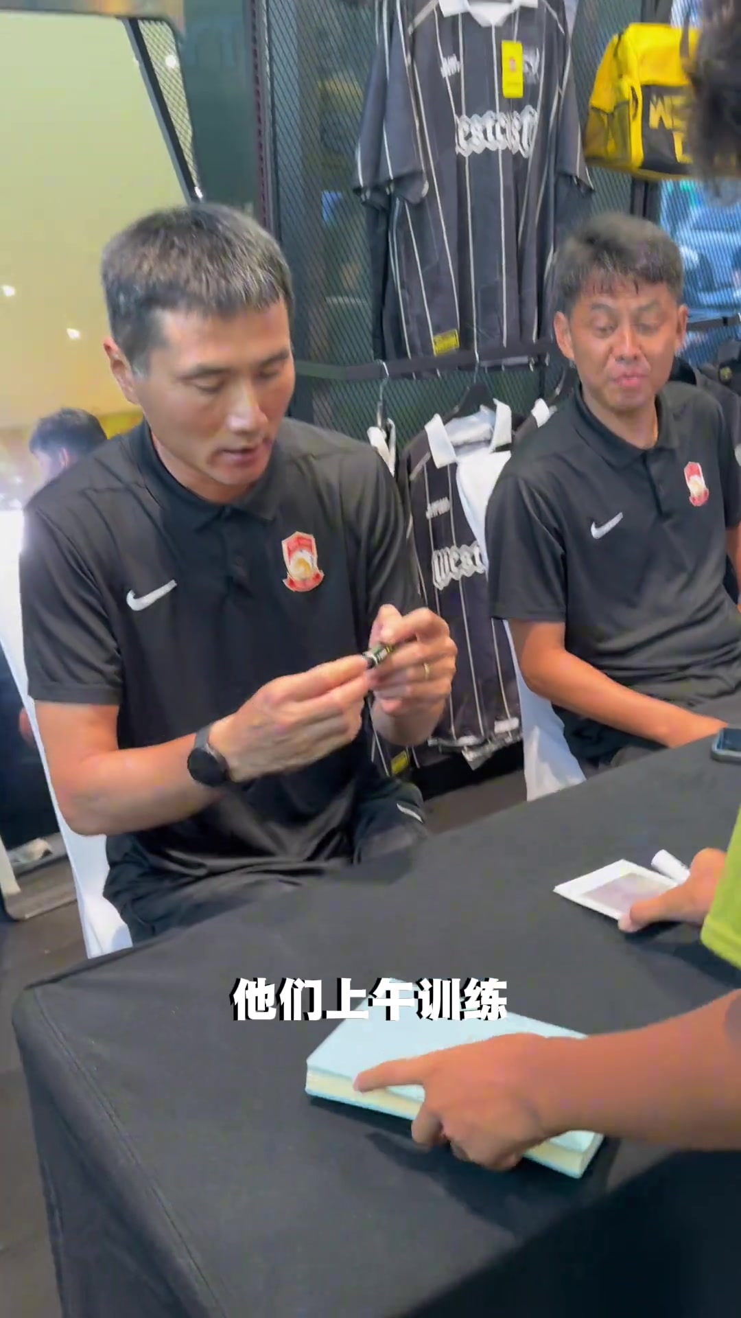 平易近人邵佳一在球迷活动中寄语小球员十年后我能否找你签名