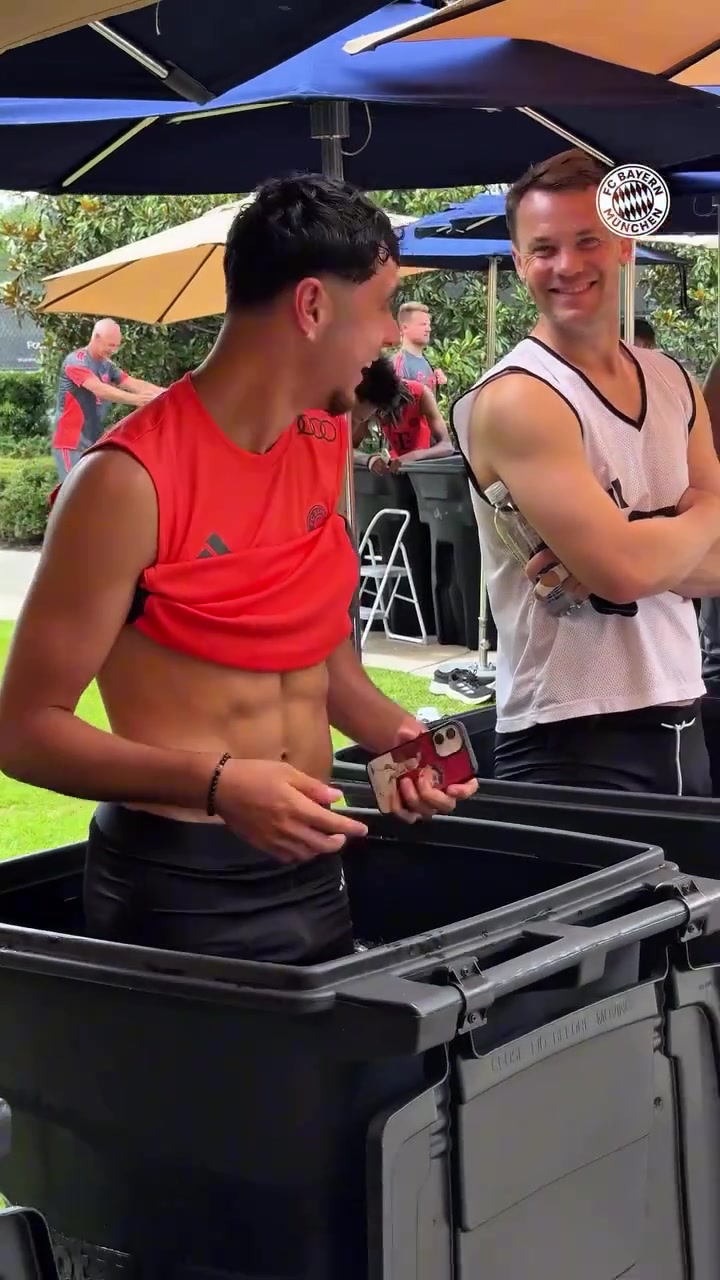 拜仁众将泡冰桶挑战诺伊尔云淡风轻帕夫洛维奇冻到发抖