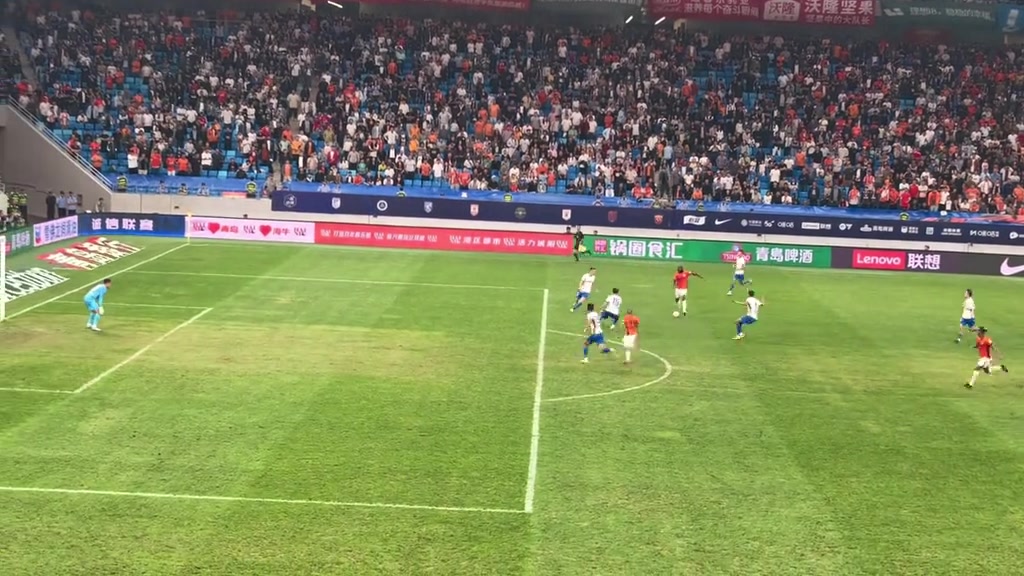 现场实拍泰山队被绝平王大雷无奈举手不满防守