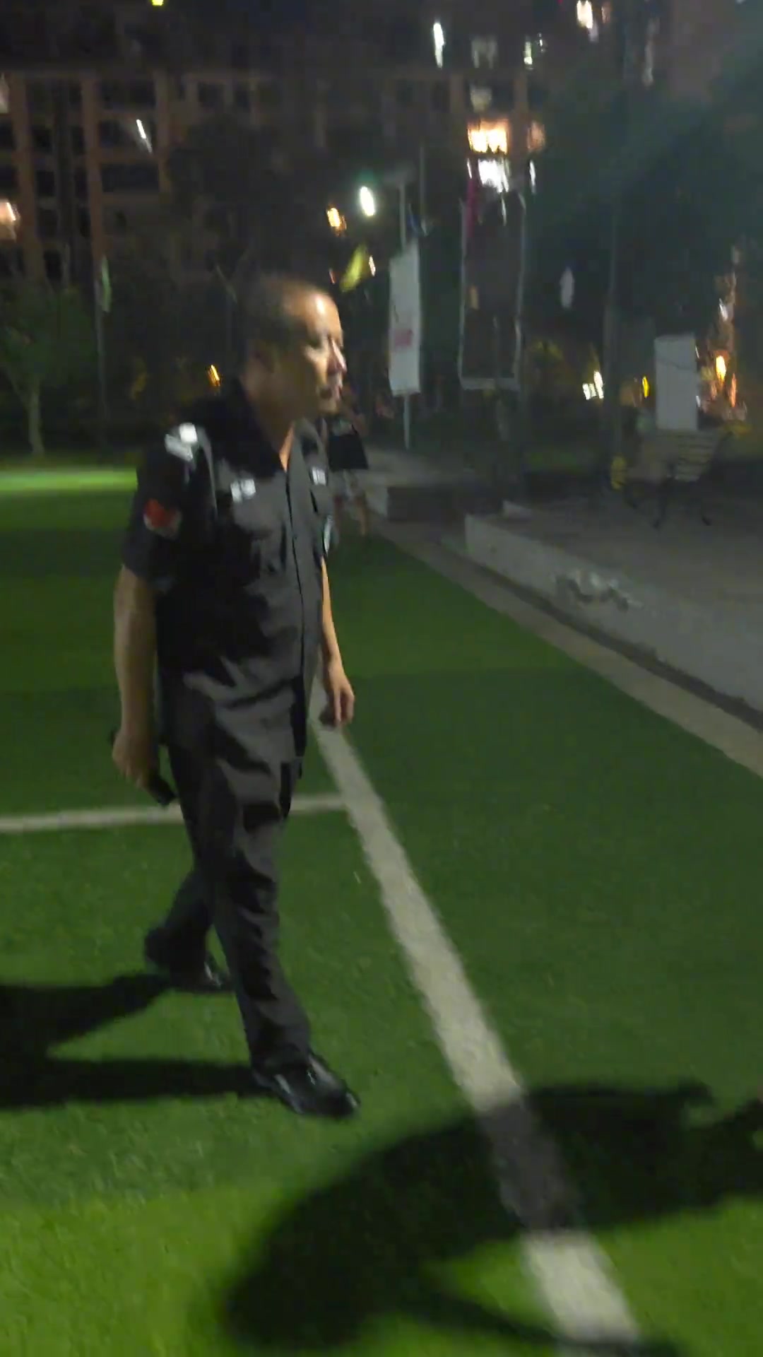 中国足球的现状就是遭保安断球这个保安紧贴逼抢不错