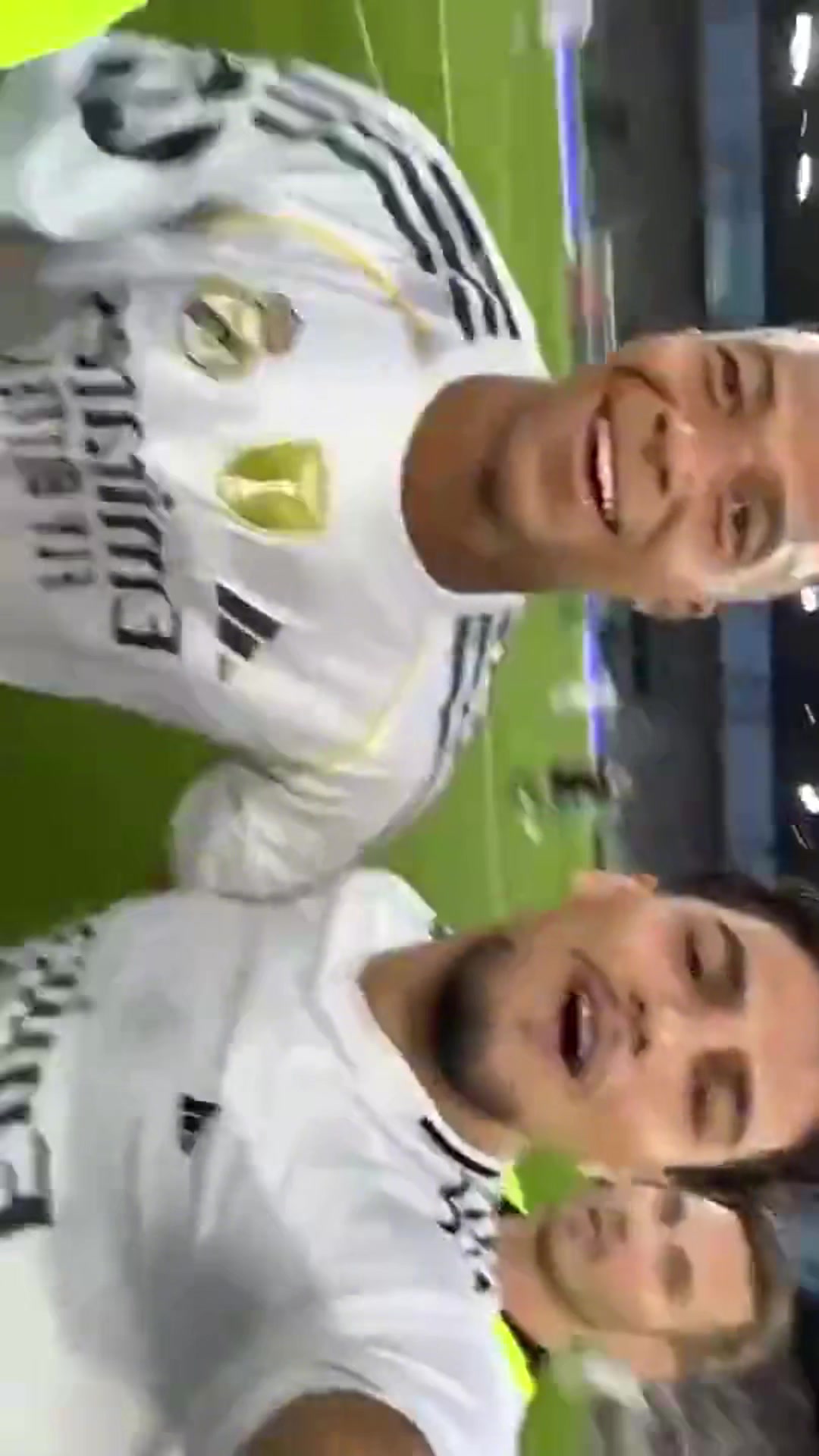 姆总还配合的笑了冲场找姆巴佩要合影的球迷发布冲场自拍视频