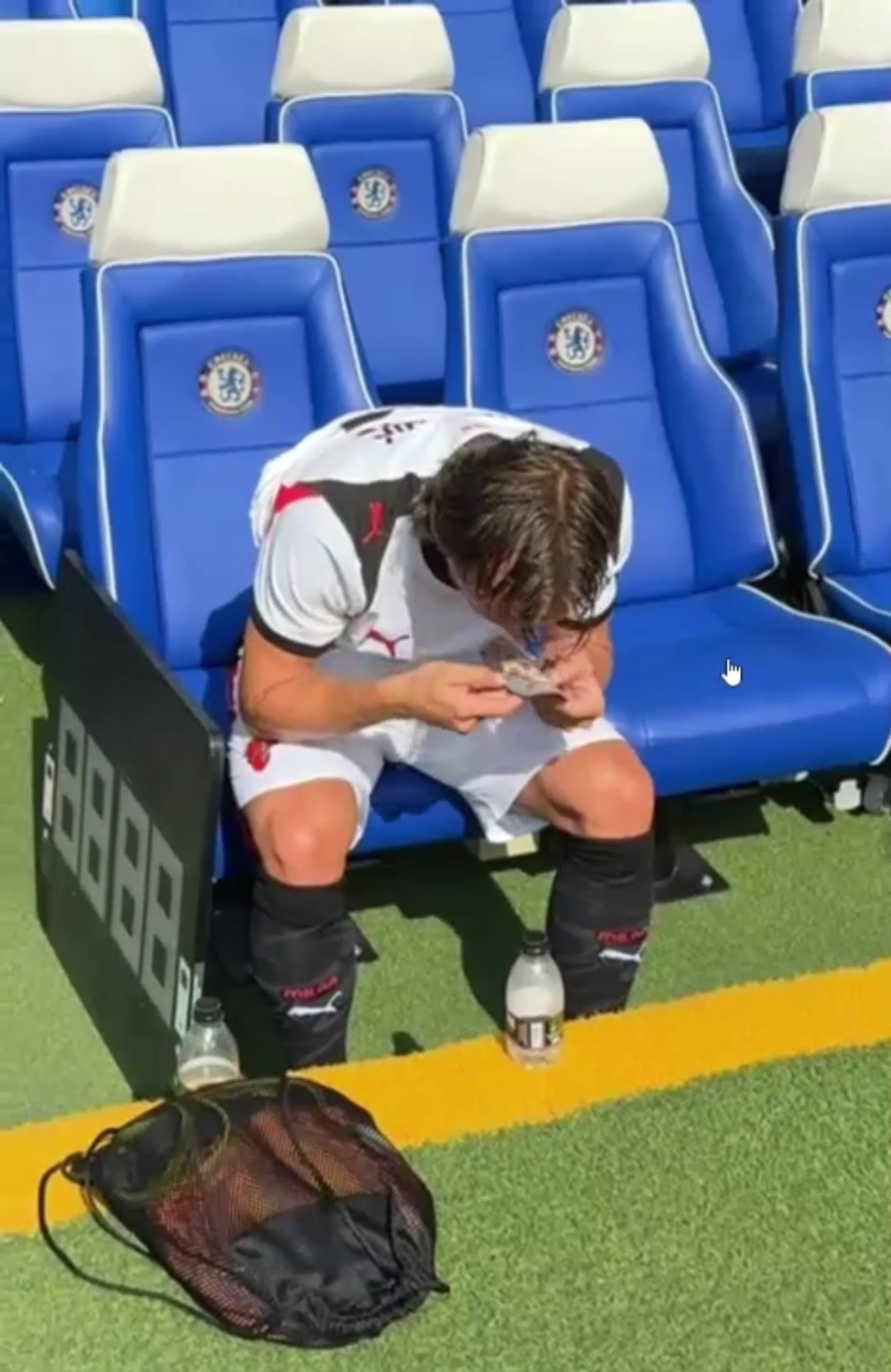 爱来自伯纳乌莫德里奇每次上场前都会亲吻护腿板