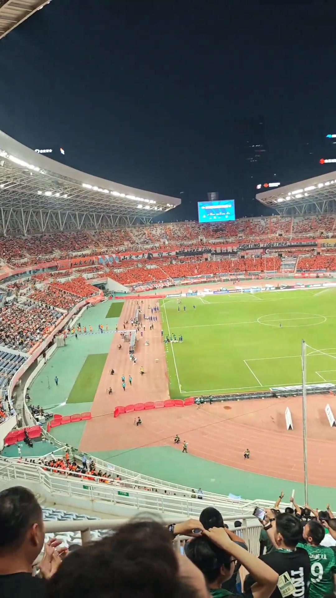 火药味十足实拍国安球迷比赛中高喊踢JQ的臭不要脸