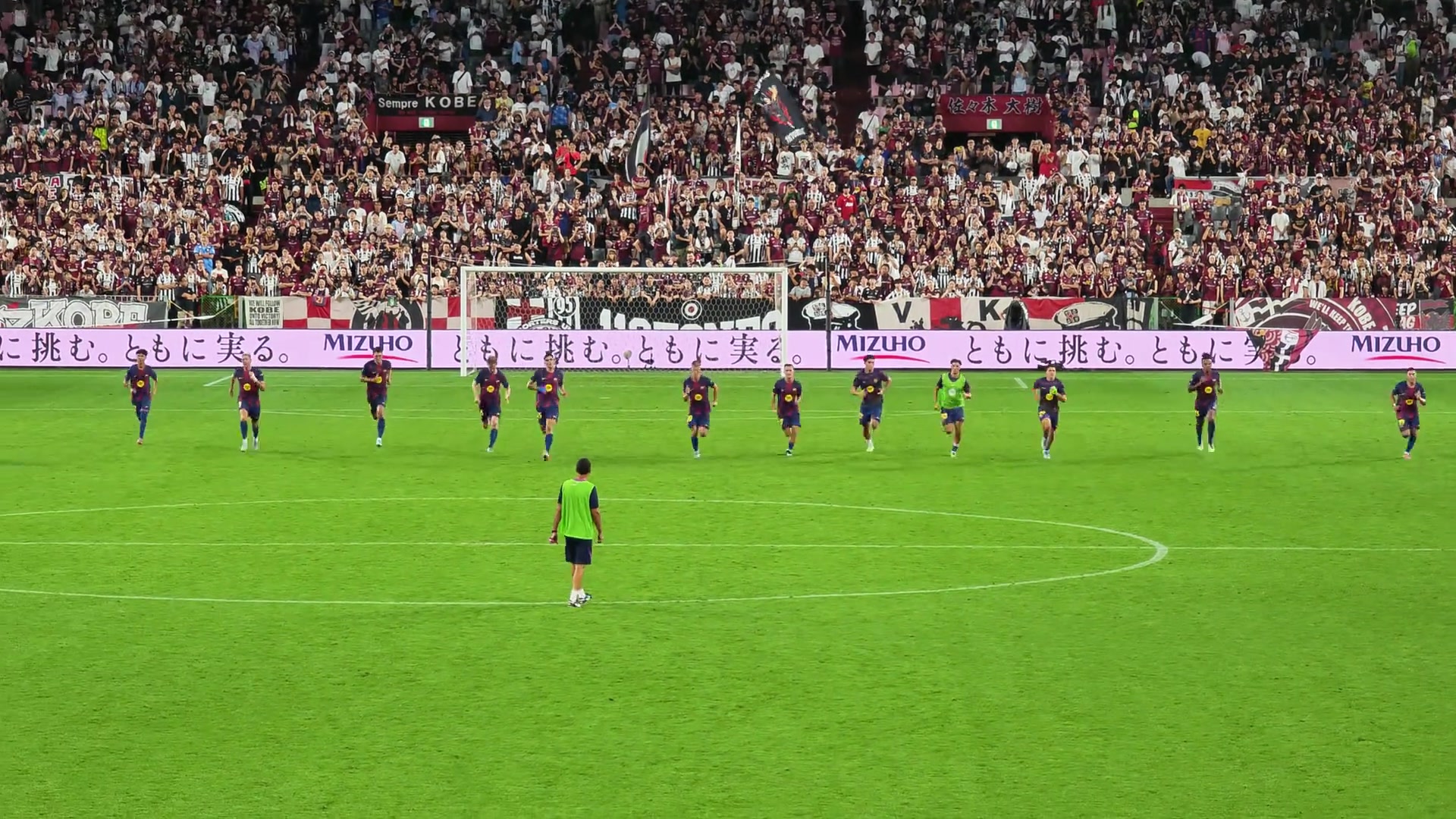 看这背影还以为梅西来巴萨当教练了呢