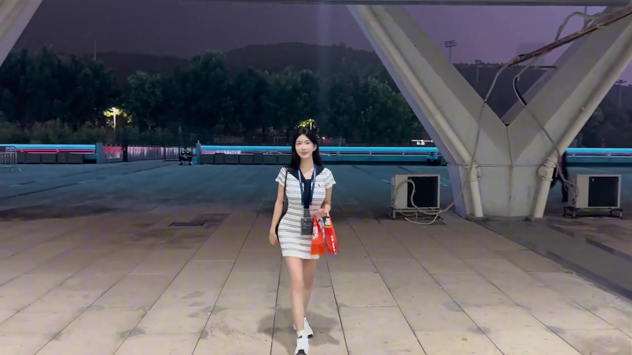 泰山美女球迷别管了险胜也是胜赢球开心