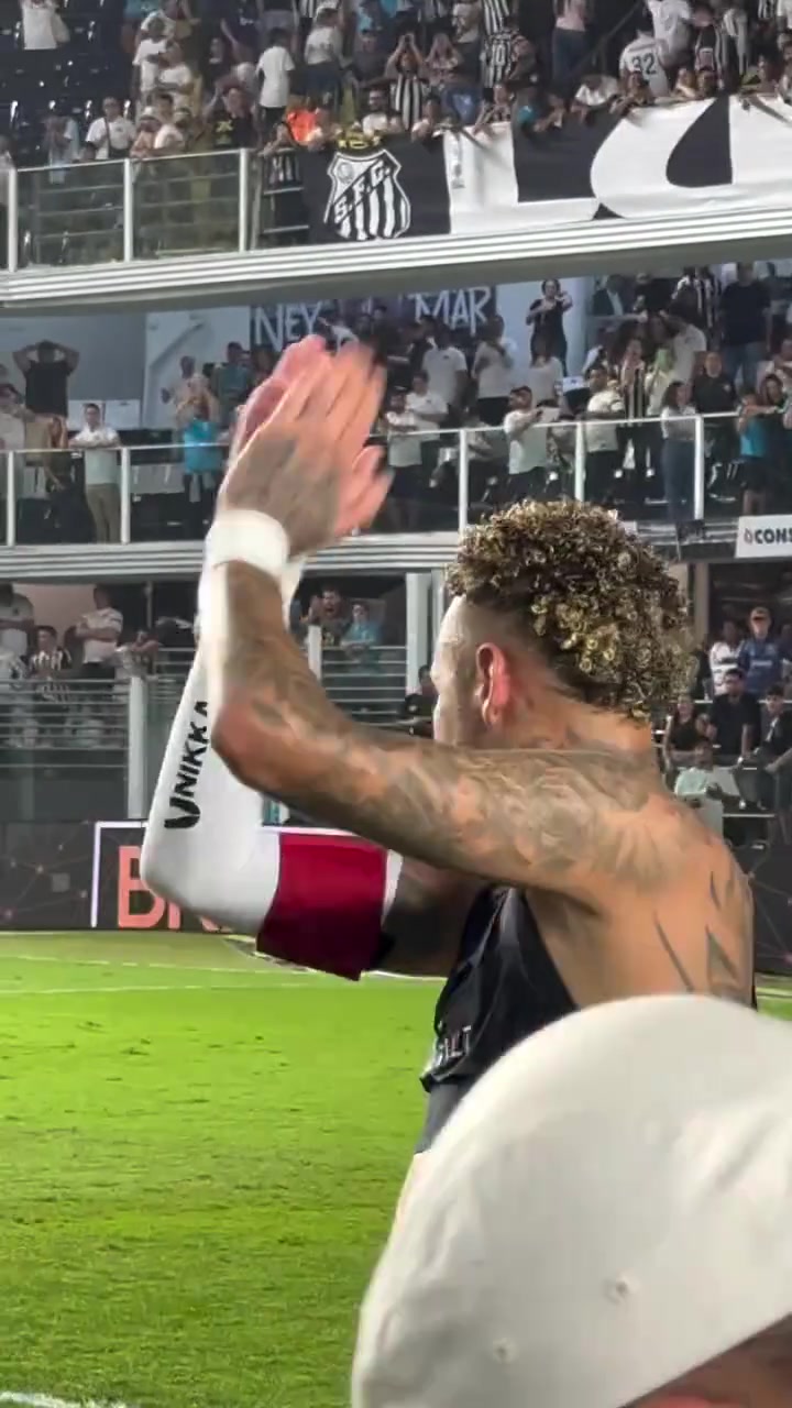 大肚腩减去不少内马尔赛后脱衣谢场这身材如何