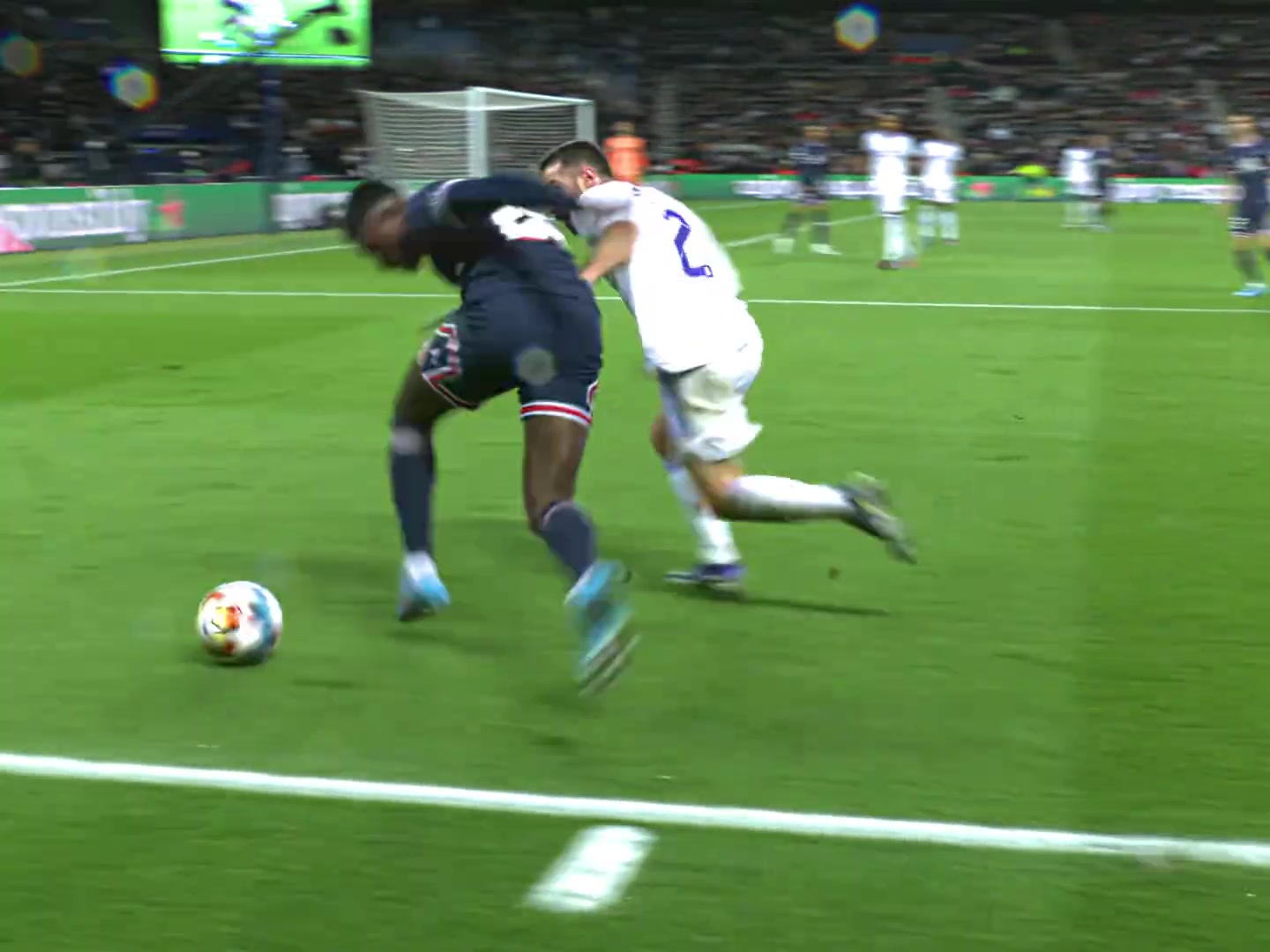 世一左名不虚传面对皇马双人防守门德斯丝毫不怵