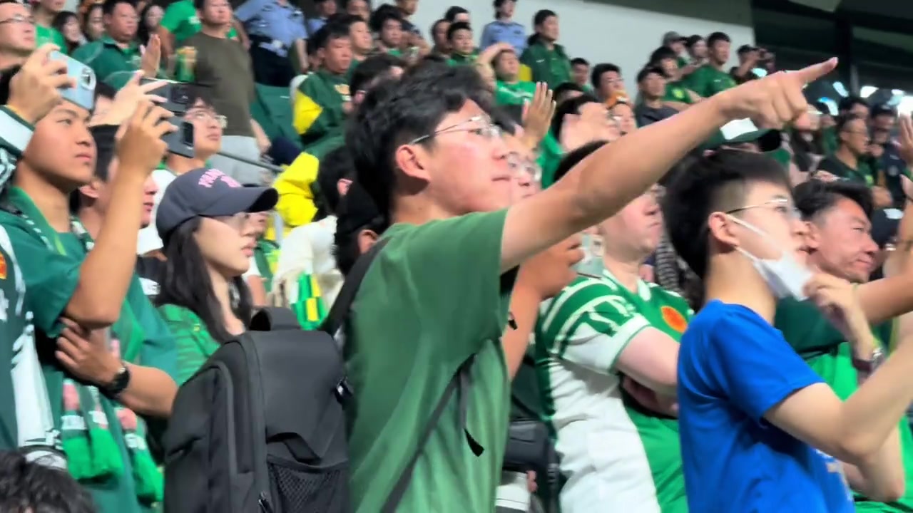 国安球迷百感交集实拍赛后谢场工体漫骂声与鼓励声交织