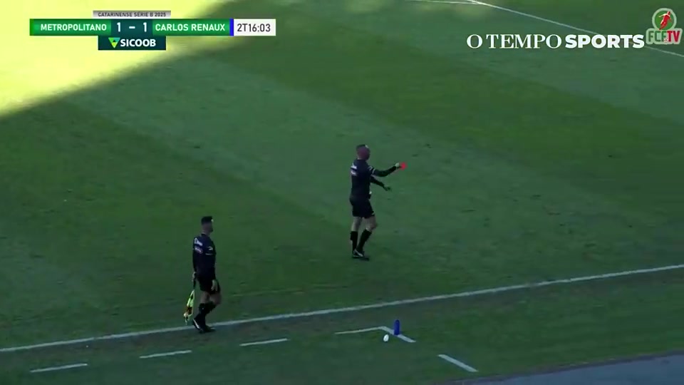 巴西联赛球员现场用瓶子小便啊憋不住就不能去厕所嘛