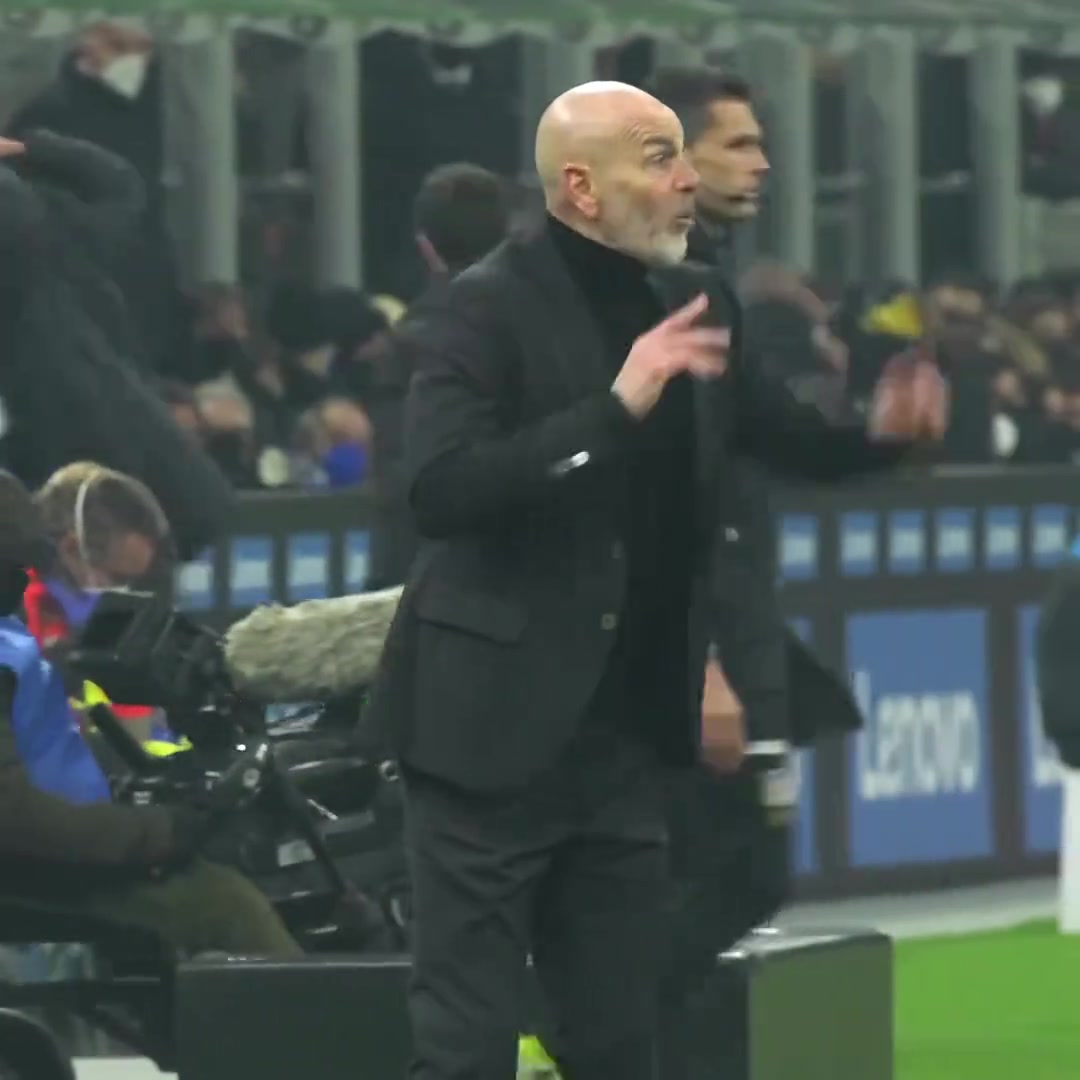 AC米兰战胜国米成功在联赛登顶大家一起相拥庆祝的画面依然清晰