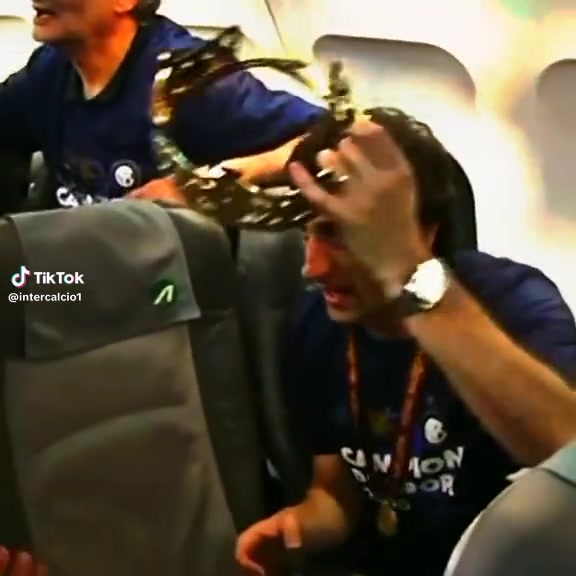 齐沃腼腆啊重温2010国米夺得三冠王后的蓝黑众将有多快乐