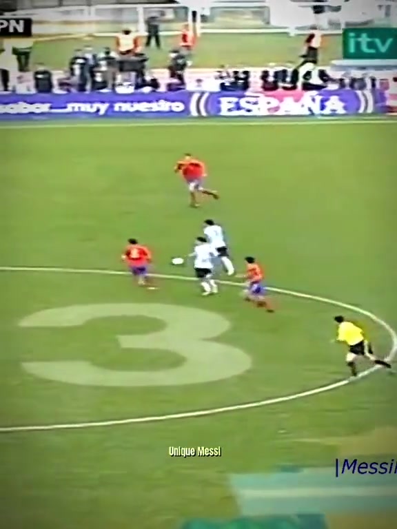 打成了训练赛名场面年轻的梅西突破哈维和小白的中场防线