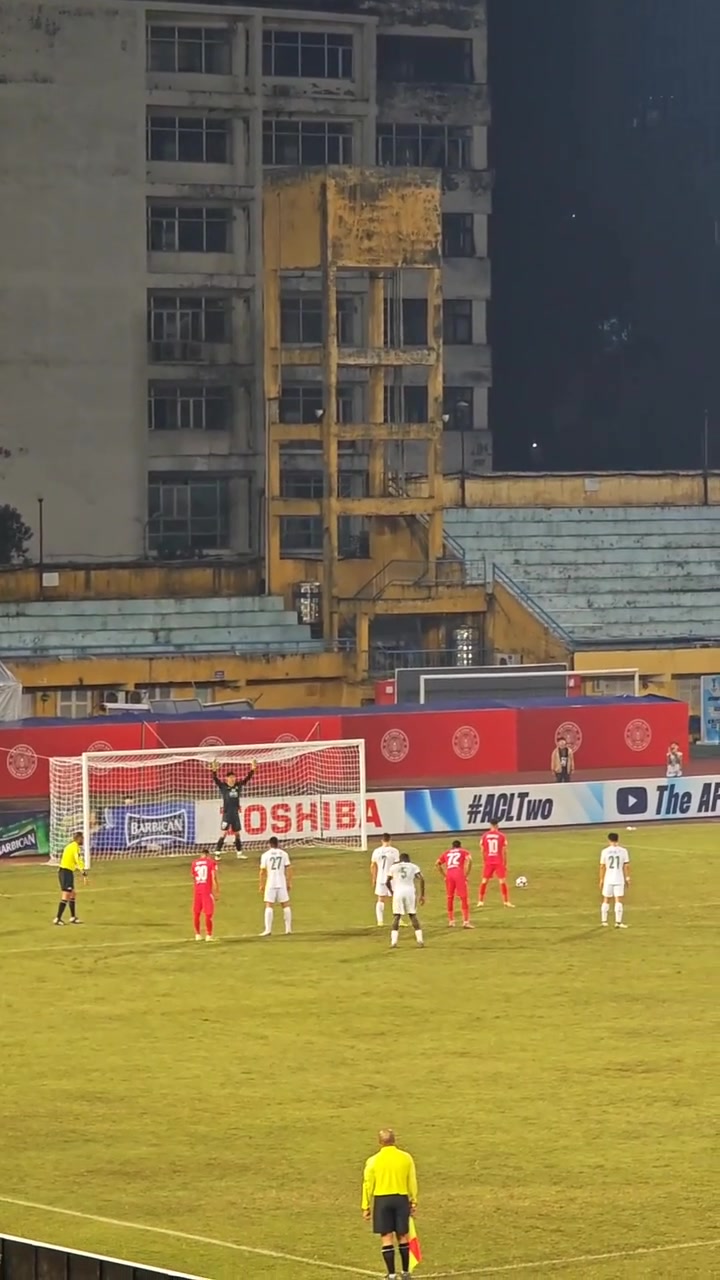 扑点英雄实拍张健智神勇抱住点球现场国安球迷高喊NB