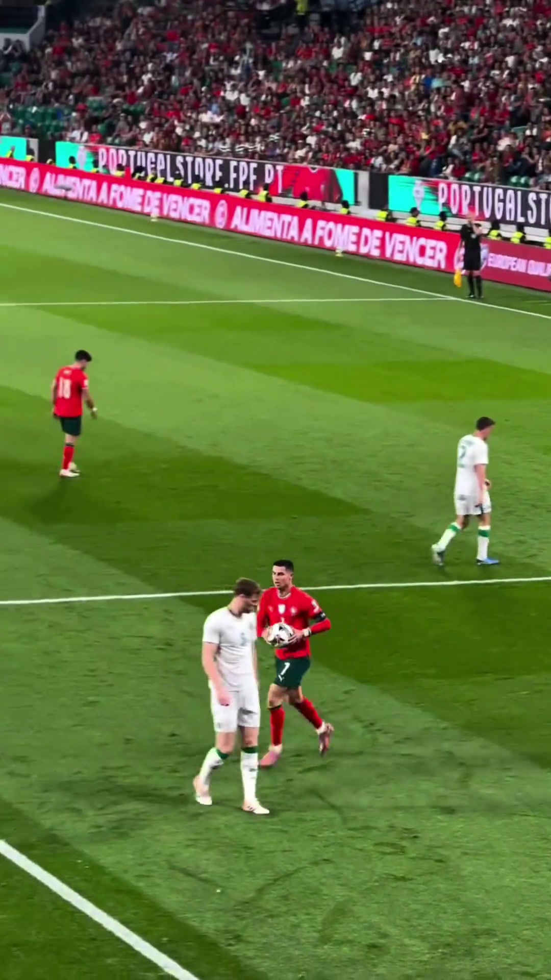 对胜利的渴望C罗点球被扑后赶紧捡球帮对手摆好