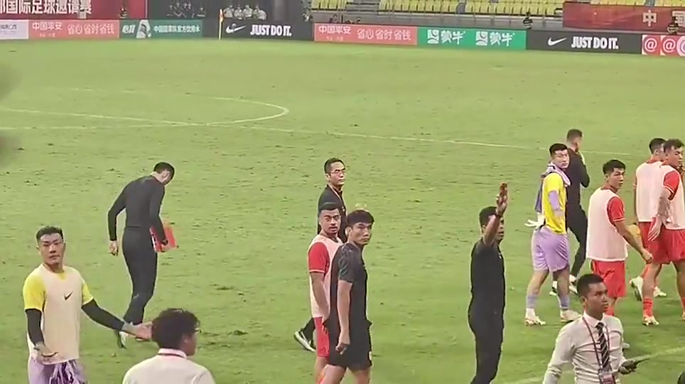 那年究竟发生什么了国足赛后谢场时郑智怒视观众席