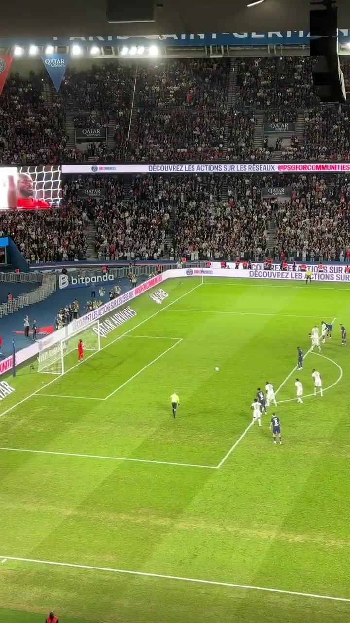 没关系现场直拍登贝莱踢飞点球球迷们立刻继续呐喊