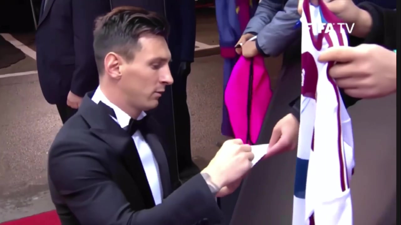 这个时期真帅啊名场面梅西给球迷的拜仁球衣签名