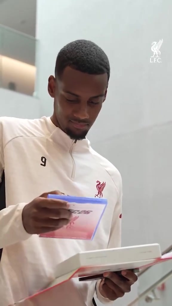 往年都是若塔来公布利物浦球员评分我还记得发卡片的都是若塔