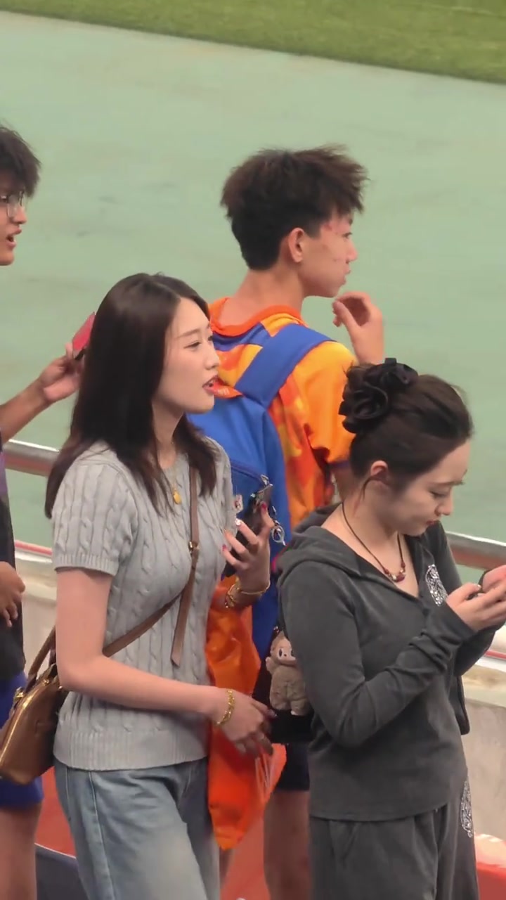 泰山主场迎战青岛西海岸中外美女球迷在济南奥体看台争奇斗艳