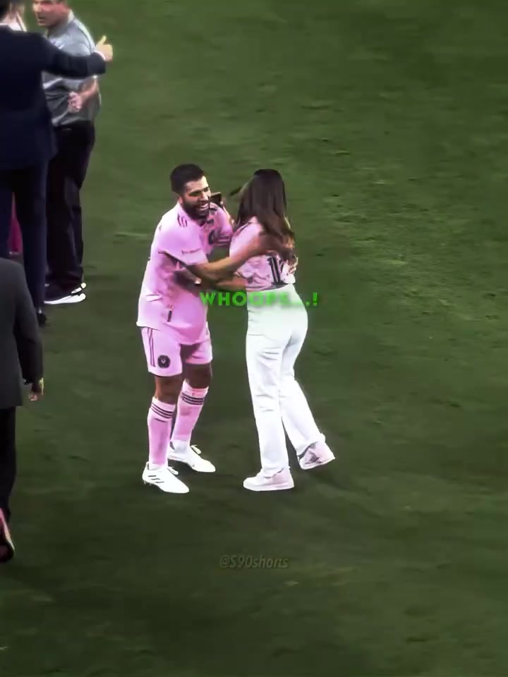 安东内拉亲吻阿尔巴vs梅西亲吻姆巴佩