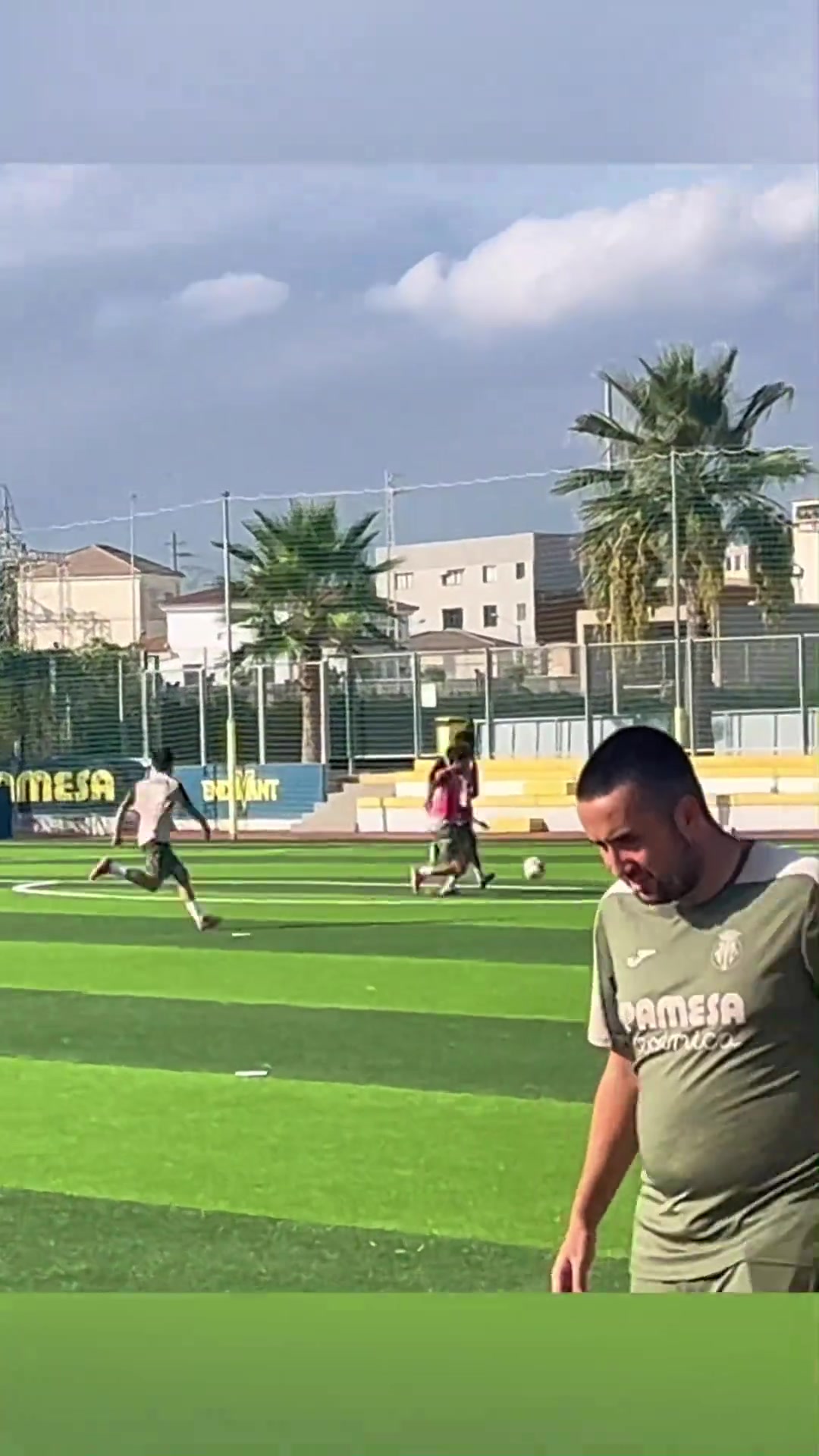 刘凯源控球技术还需磨练磨练这一下趔趄了本来可以直接打门