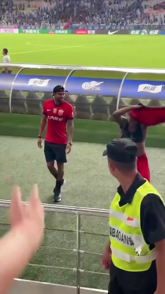 球迷向海港球员要球衣被申花球迷暴力推搡海港球员一旁赶忙劝阻