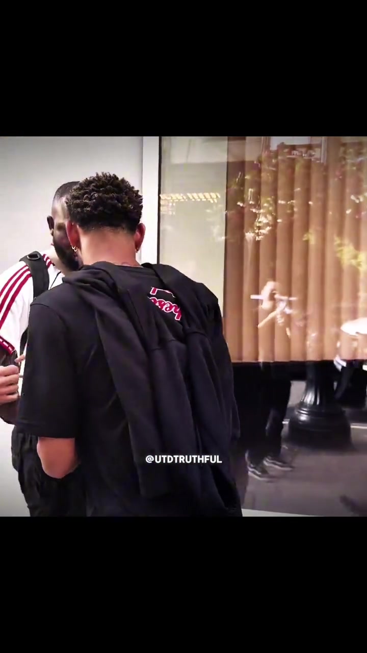 国外球迷分享库尼亚人真的很Nice就算很着急也会为球迷签名