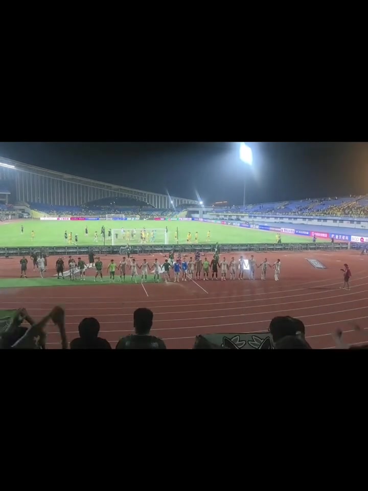 逼近榜首实拍国安赛后与远征军球迷共同庆祝胜利