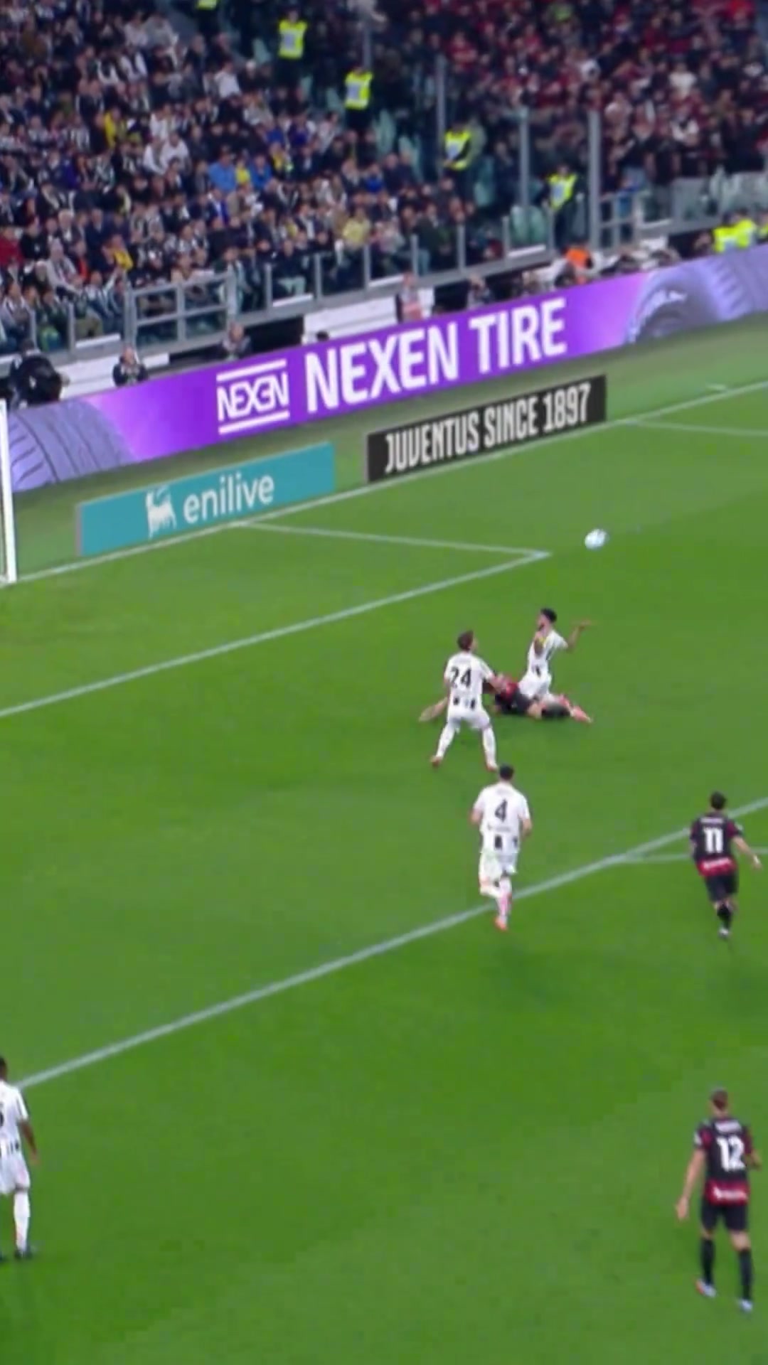 连摔倒都猜到了米兰起初人们以为这只是一脚普普通通的传球