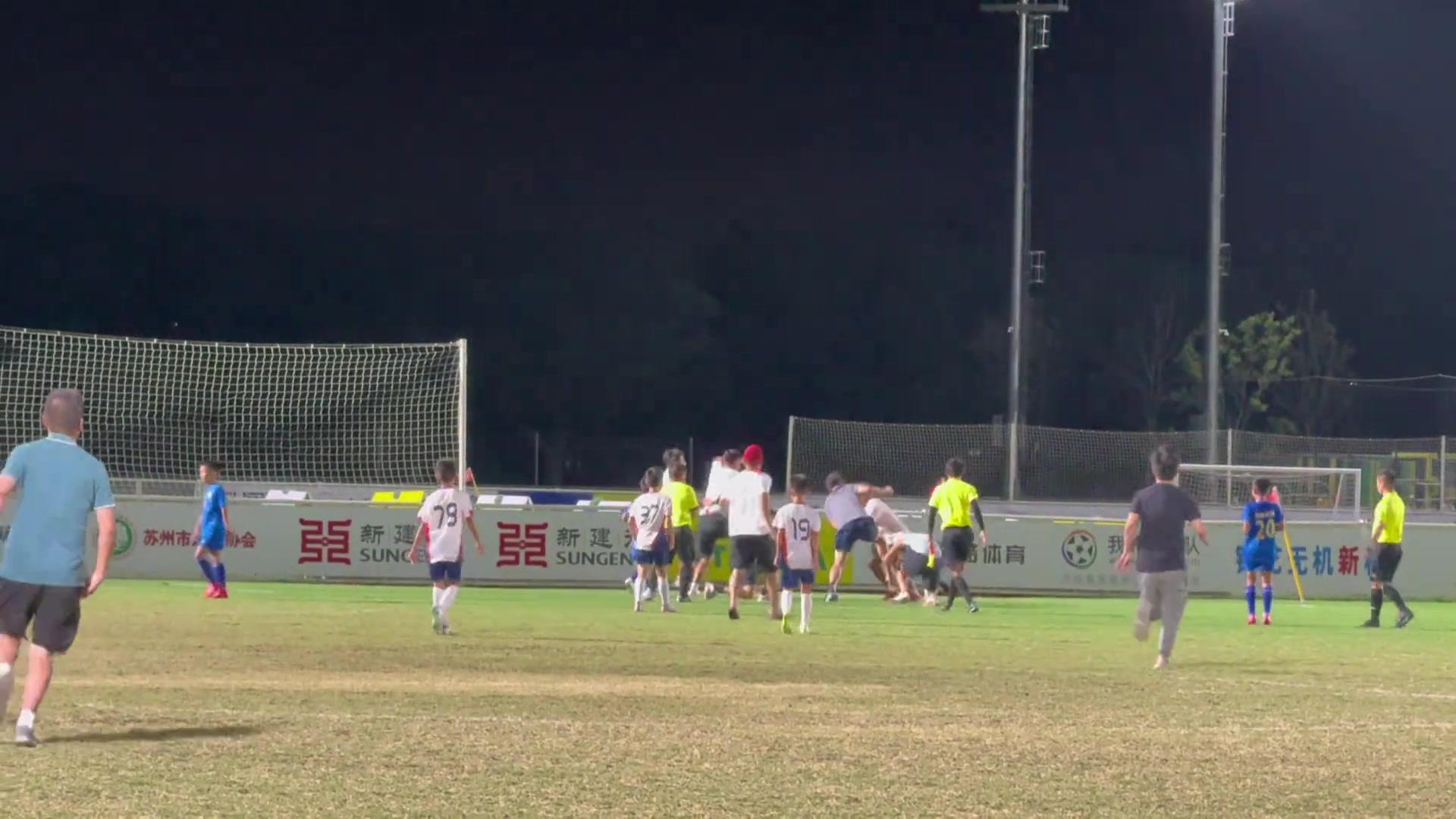 这就是中国青训现状嘛怎么家长还带头进场和别人打架