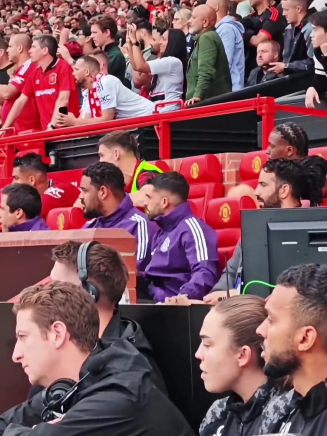 毫无波澜摇头不语补时裁判宣布曼联获得点球时阿莫林的反应