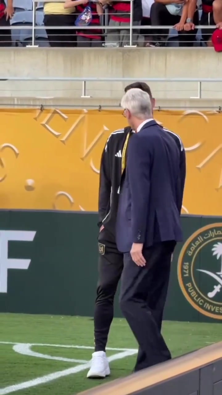 温格在场边遇到了老部下吉鲁还记得阿森纳时期的天王盖地虎嘛