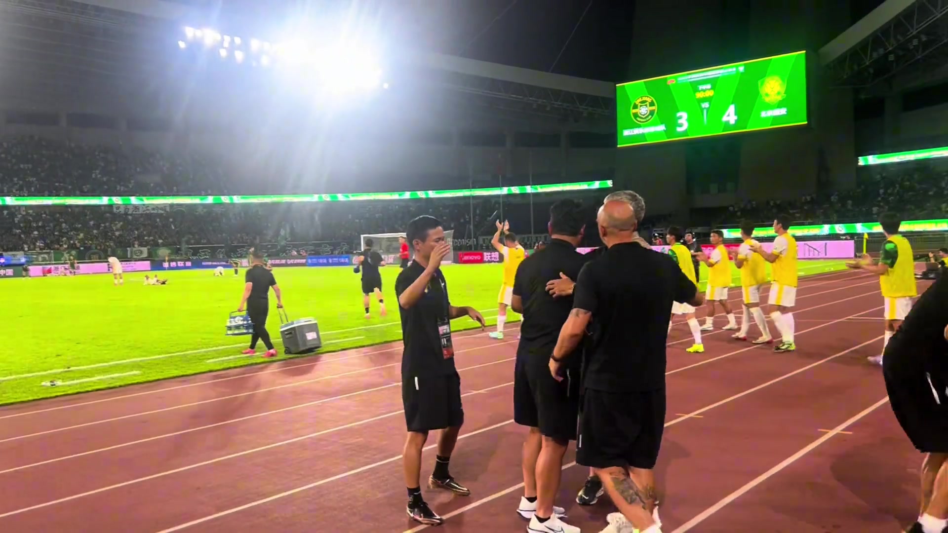 艰难实拍终场哨响瞬间塞蒂恩和国安教练组长舒一口气