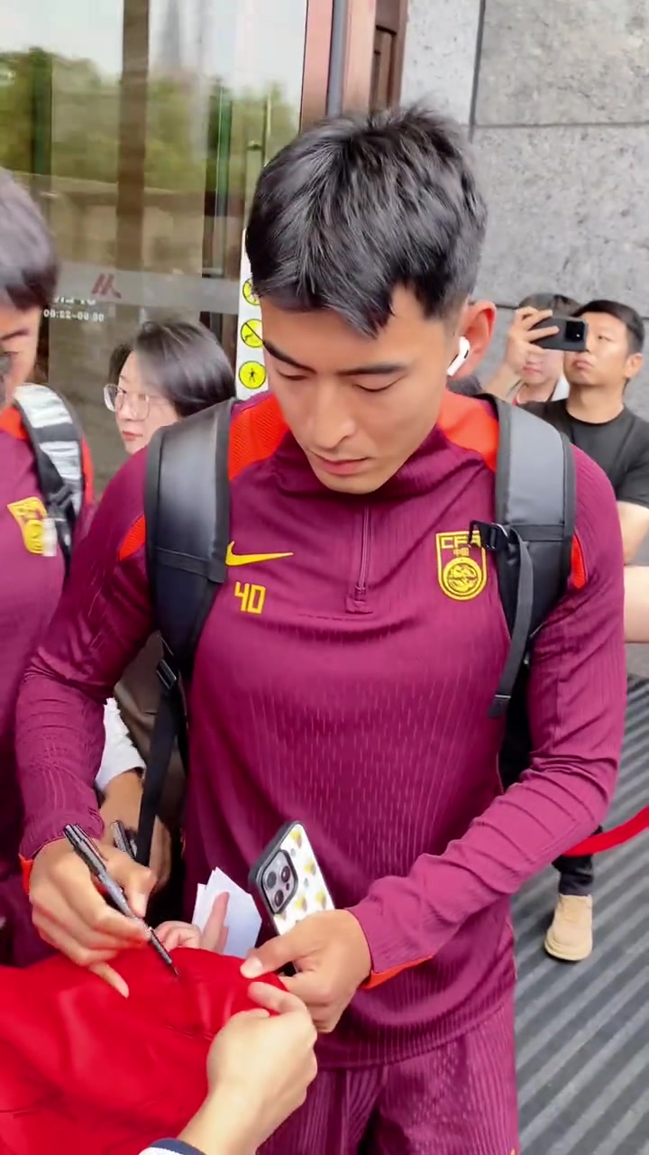 网友国安双星王子铭李磊两个都是奇兵但不适合踢首发