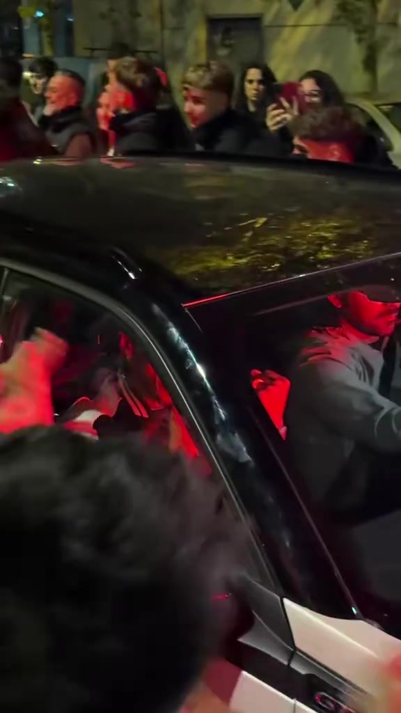 德比战胜塞维利亚安东尼坐车离开球场时与贝蒂斯球迷互动庆祝