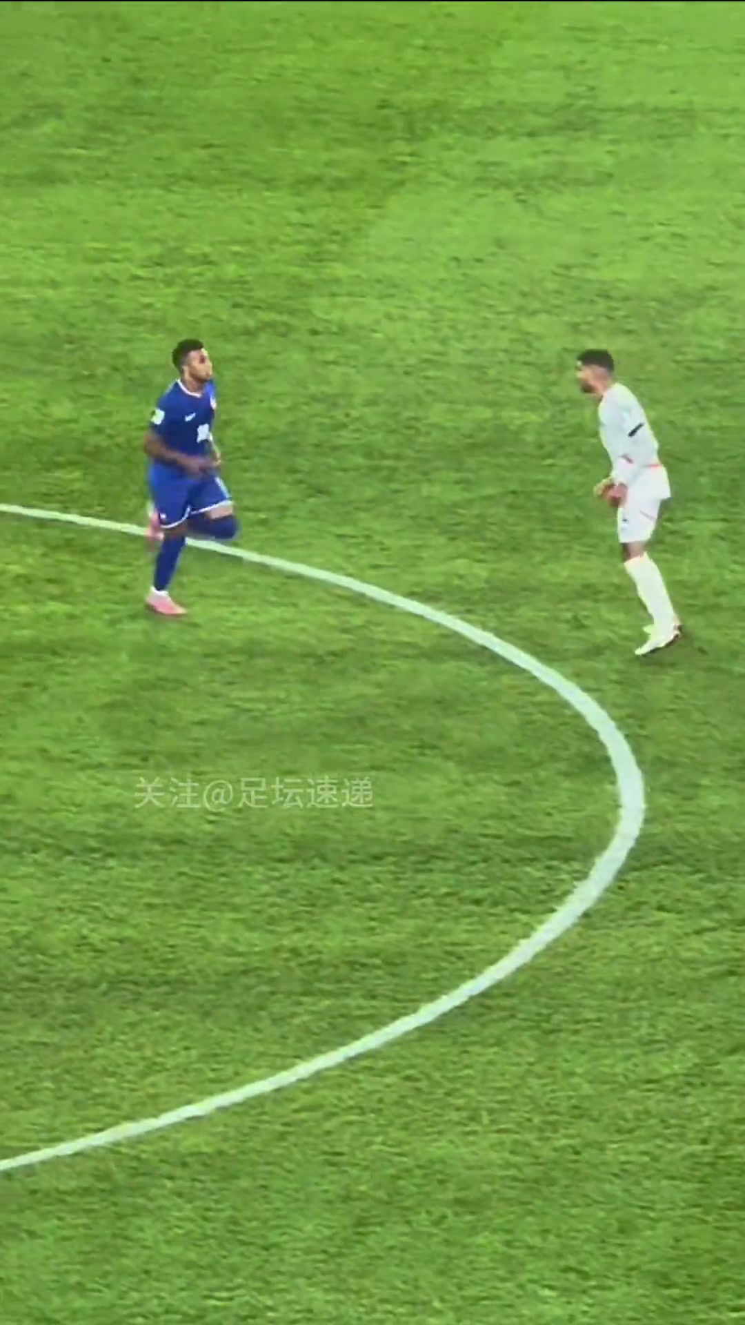 姆总的迷惑行为 法国世预赛2-1冰岛姆巴佩开球时撞向对手